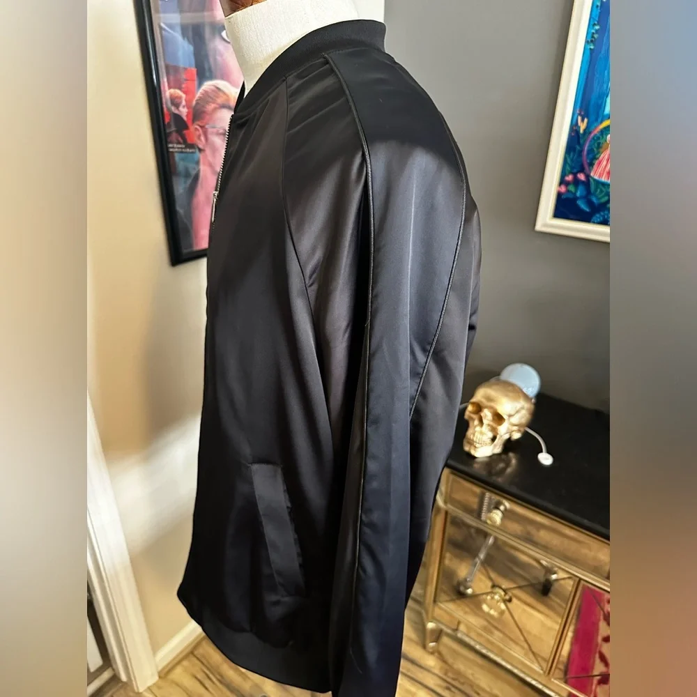 H&M men’s satin bomber with embroidered back design - Picture 3 of 6